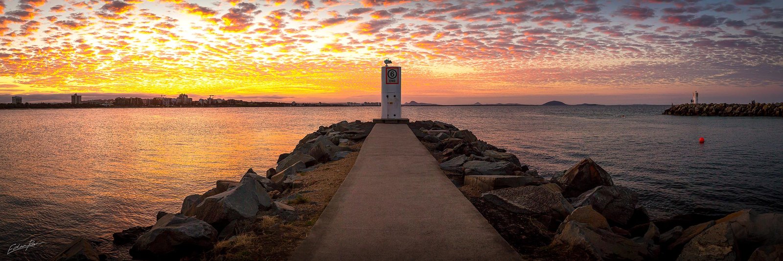 mooloolaba rock wall photo